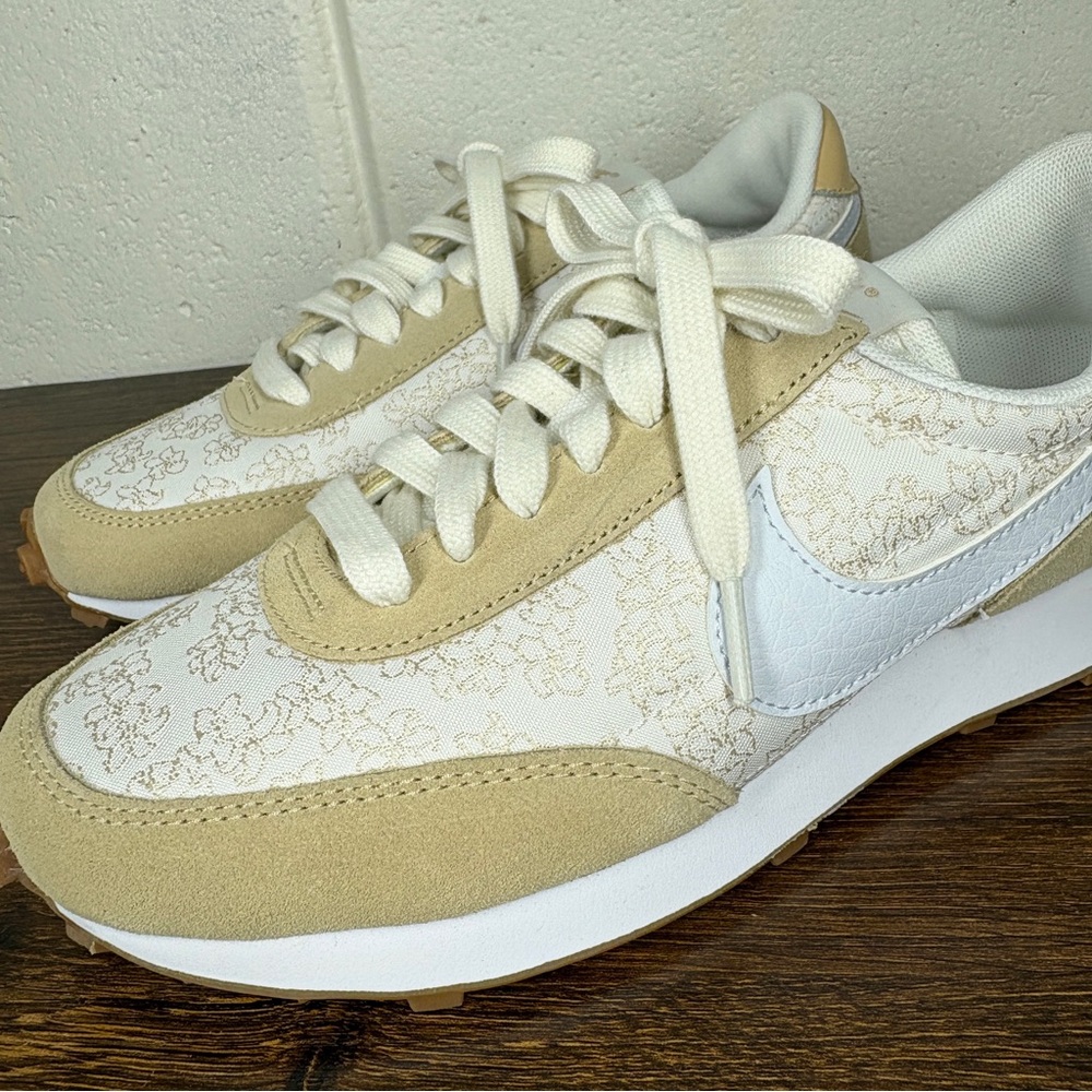 Nike Daybreak Suede Floral Embroidered Fabric Sneakers Size 5.5 Beige White - Picture 7 of 10